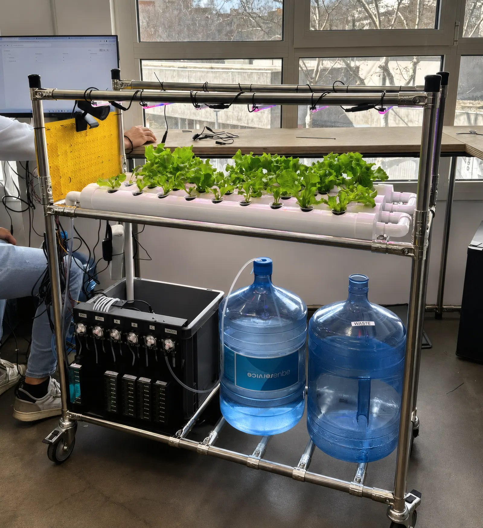 Connected hydroponic garden with probes, pumps, lights and camera